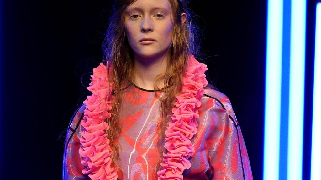 Los complementos de papel simulando los lei de flores de Hawái. | Foto: GTRES.