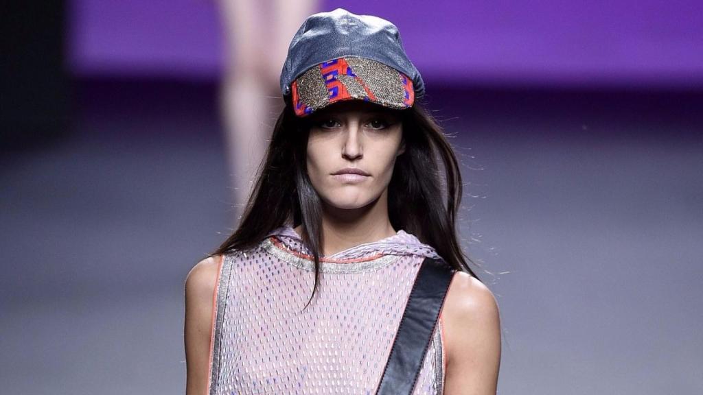 Las gorras, uno de los it-accesorios de la colección. | Foto: GTRES.