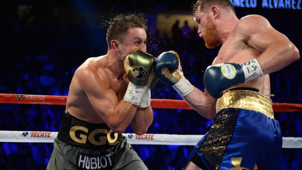 Momento del combate entre Álvarez (izquierda) y Golovkin (derecha).
