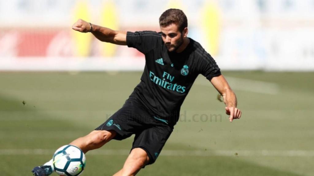 Nacho remata de volea un centro