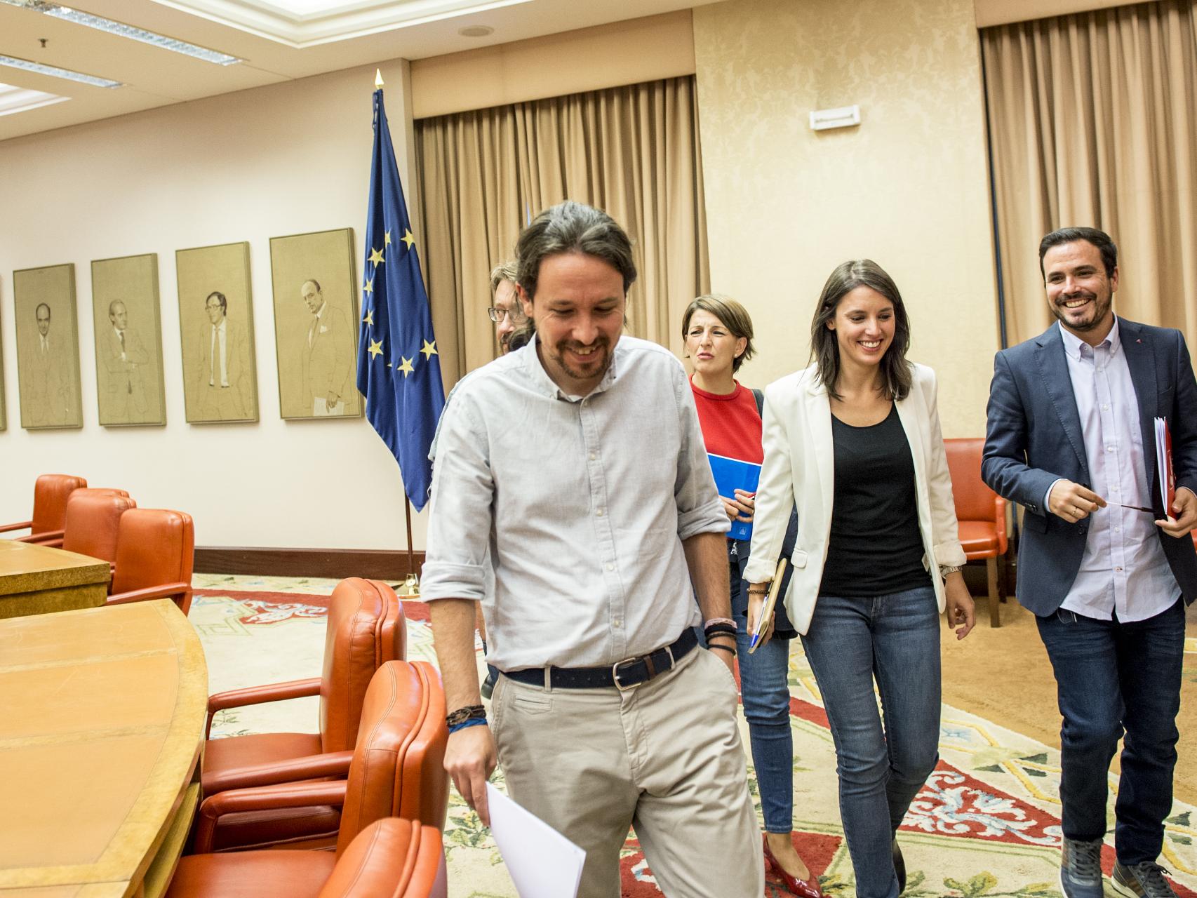 Iglesias junto a parte de su equipo este lunes en el Congreso