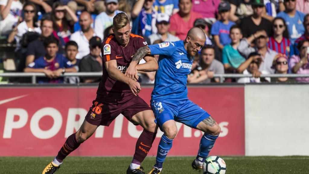Deulofeu disputa un balón en el partido ante el Getafe, en el que tampoco estuvo acertado.