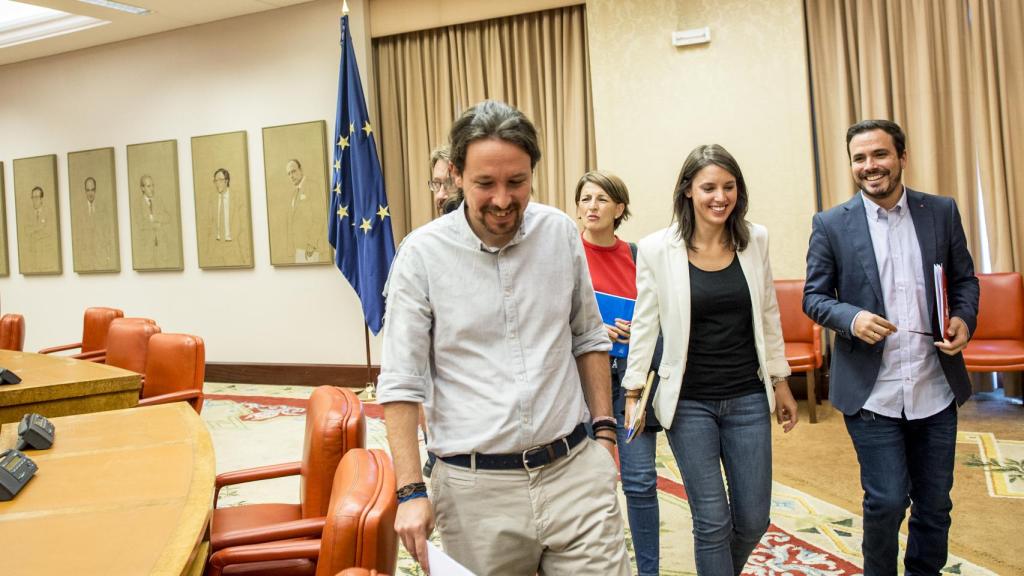 Iglesias junto a parte de su equipo este lunes en el Congreso