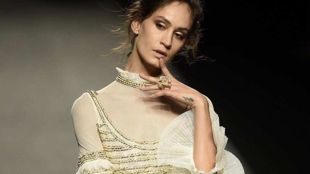 Los tonos arena y empolvados fueron los más utilizados por la diseñadora. | Foto: GTRES.