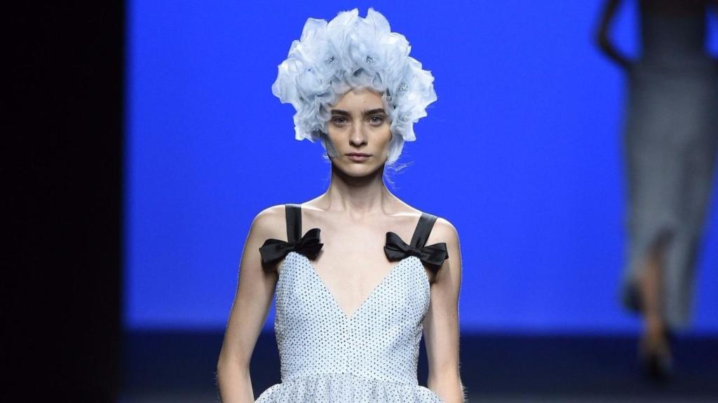 Coronas de flores y lazos negros en la nueva colección de The 2nd Skin Co. | Foto: GTRES.