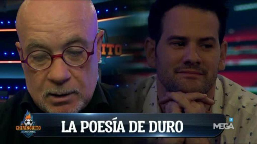 Alfredo Duro leyendo un poema a Quim. Foto: Twitter (@elchiringuitotv).