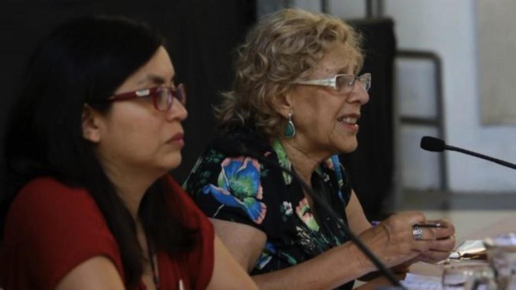Rommy Arce y Manuela Carmena, durante un encuentro vecinal.