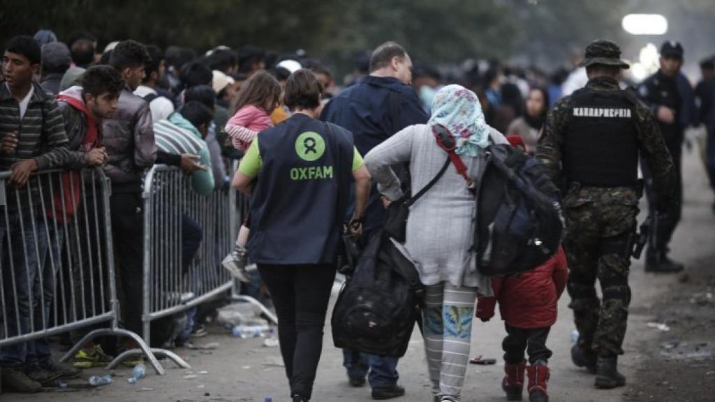 Cooperadora del organismo acompaña a una familia en el campo de refugiados.