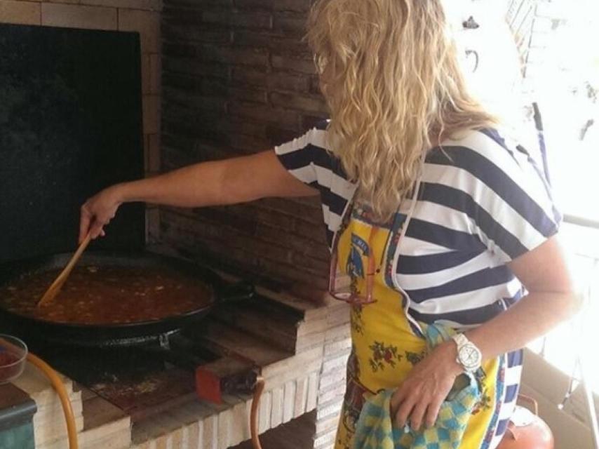 Bárbara Rey, elaborando una de sus míticas paellas.