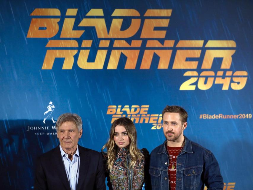 Harrison Ford, Ana de Armas y Ryan Gosling. EFE.