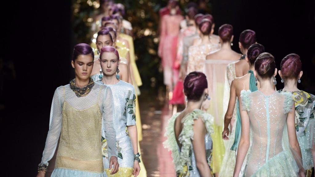 Final de un desfile en el que los colores fueron apareciendo con un estricto orden. | Foto: GTRES.