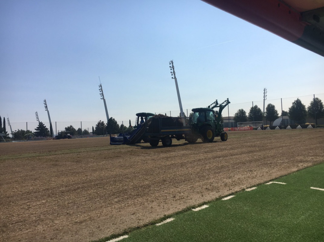 El Real Madrid cambia el césped de su ciudad deportiva