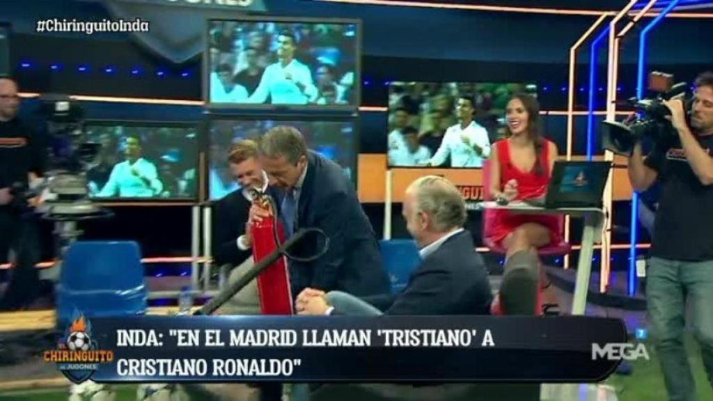 Cristóbal Soria le entrega un extintor a Eduardo Inda tras su exclusiva. | Foto: @elchiringuitotv