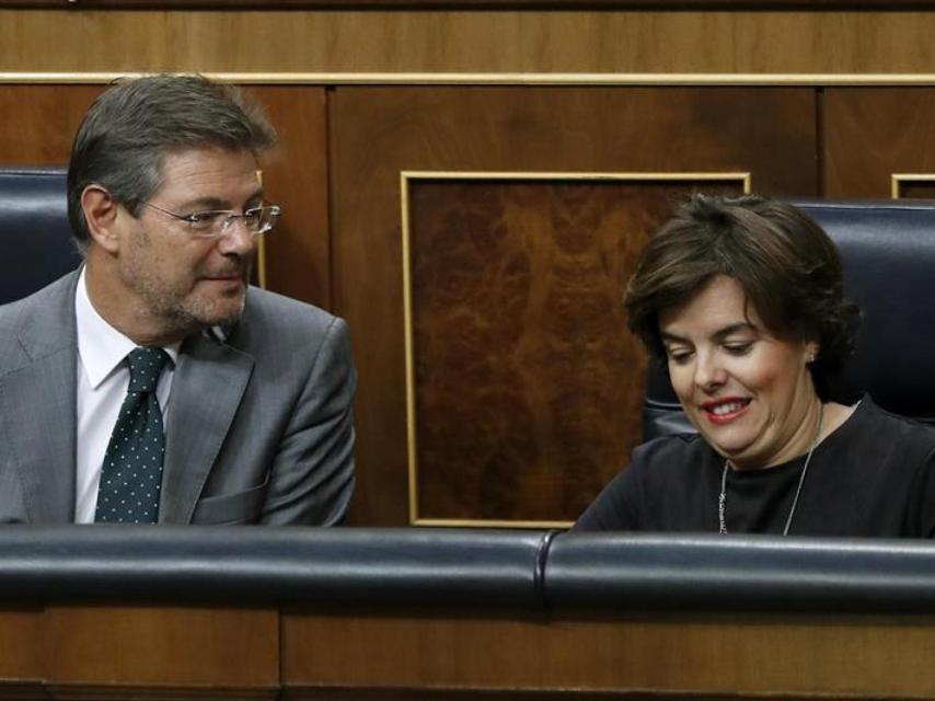 Sáenz de Santamaría y el ministro de Justicia, Rafael Catalá, este martes en el Congreso.