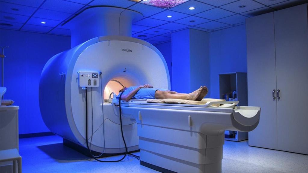 Un paciente en una resonancia magnética.