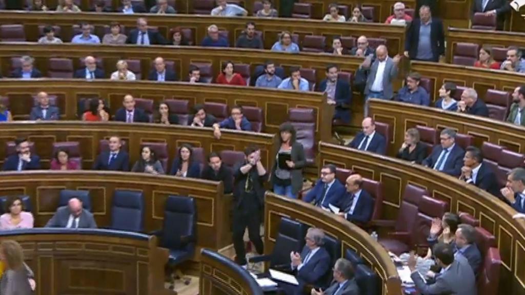Los diputados de ERC abandonan el pleno.