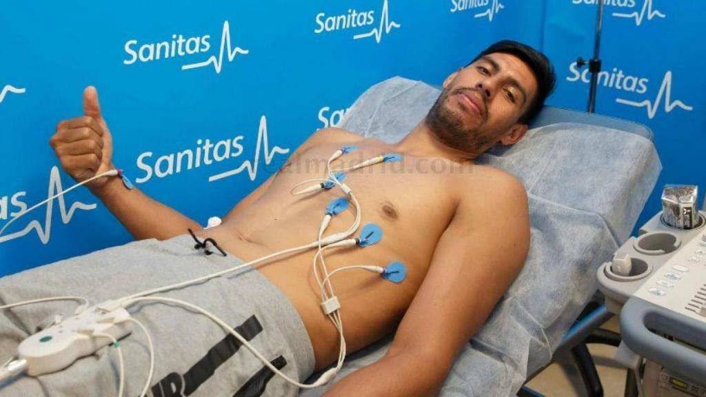 Gustavo Ayón pasando reconocimiento médico