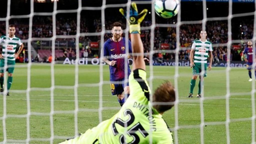 Messil lanzando el penalti ante el Eibar. Foto: Twitter (@FCBarcelona_es)