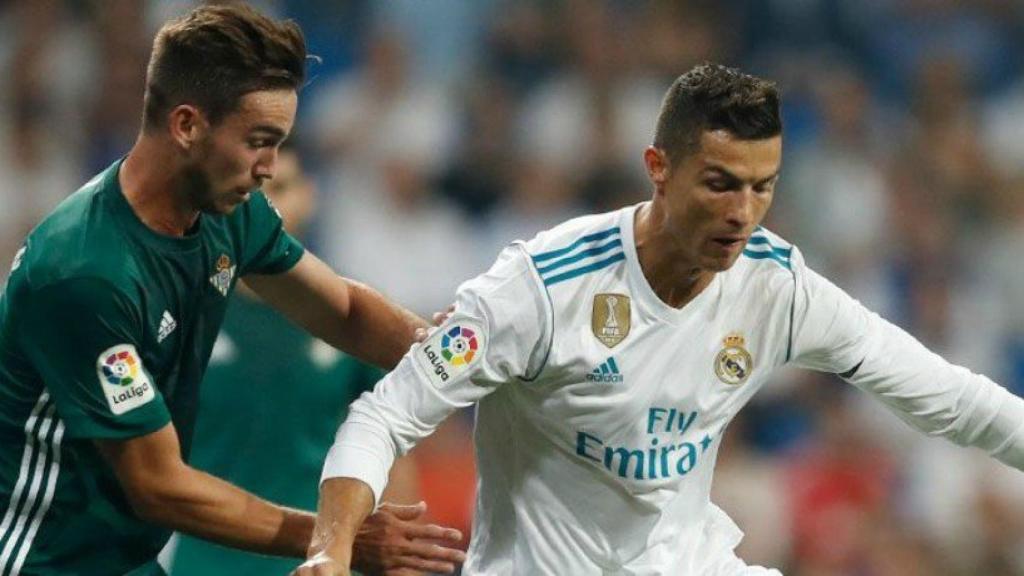Cristiano, agarrado por un jugador del Betis