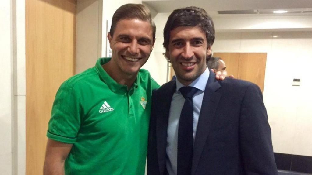 Joaquín posa junto a Raúl. Foto Twitter (@RealBetis)