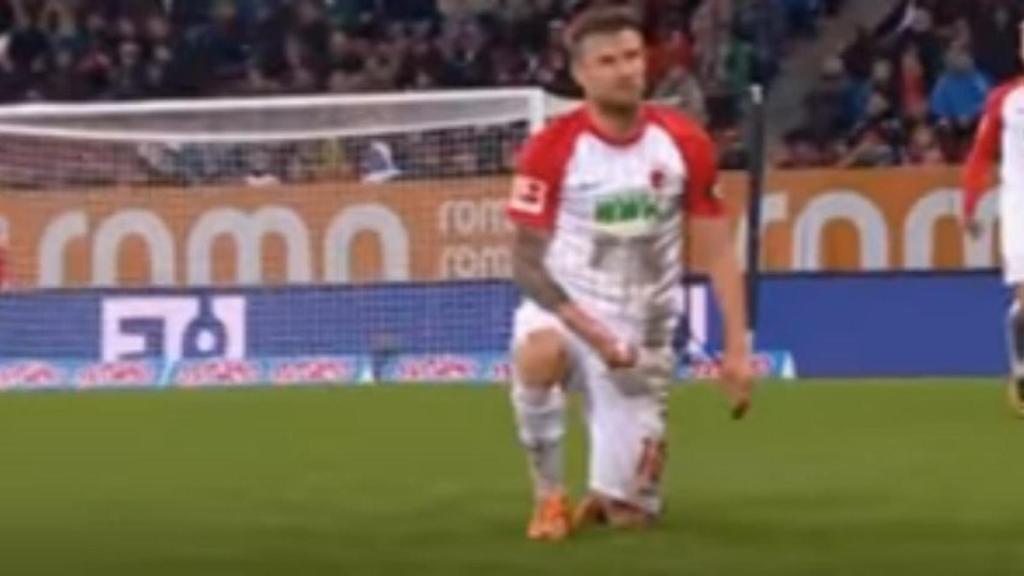 Daniel Baier, capitán del Augsburgo, simulando una masturbación.