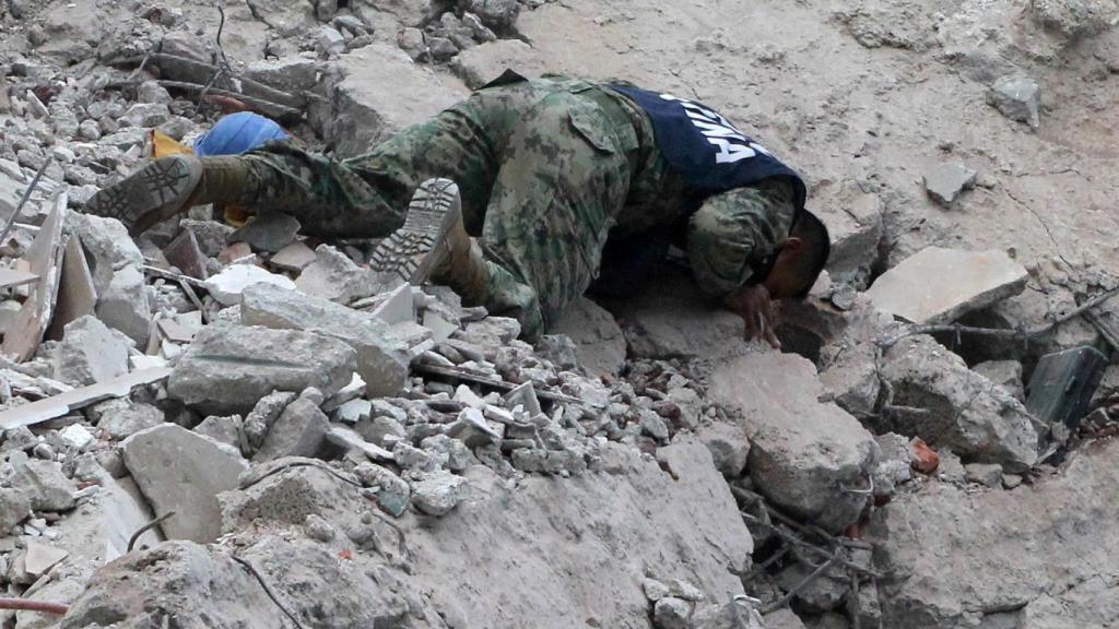 Un marine ayuda en las labores de rescate en México DF.