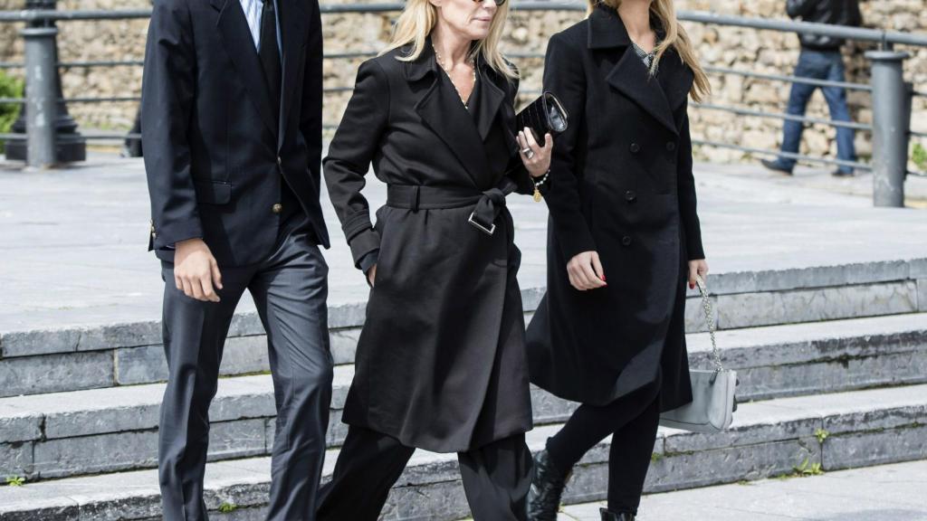 Patricia Rato y sus hijos Juan y Alejandra en el funeral de su madre, Felicidad Salazar.