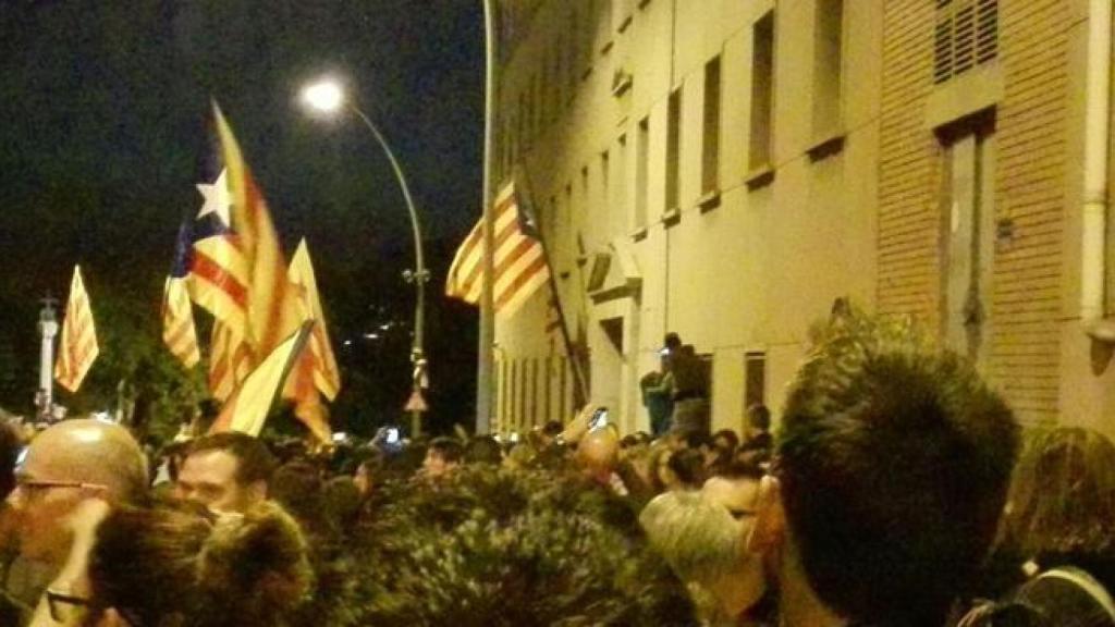 La estelada en el mástil de las instalaciones de la Guardia Civil.