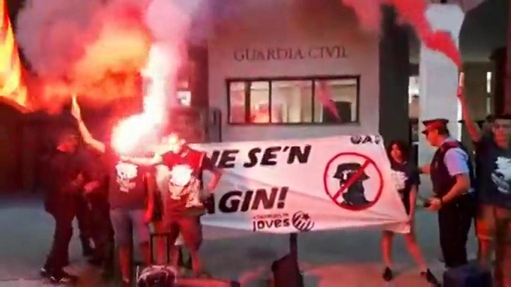 La concentración con bengalas frente a la comandancia.