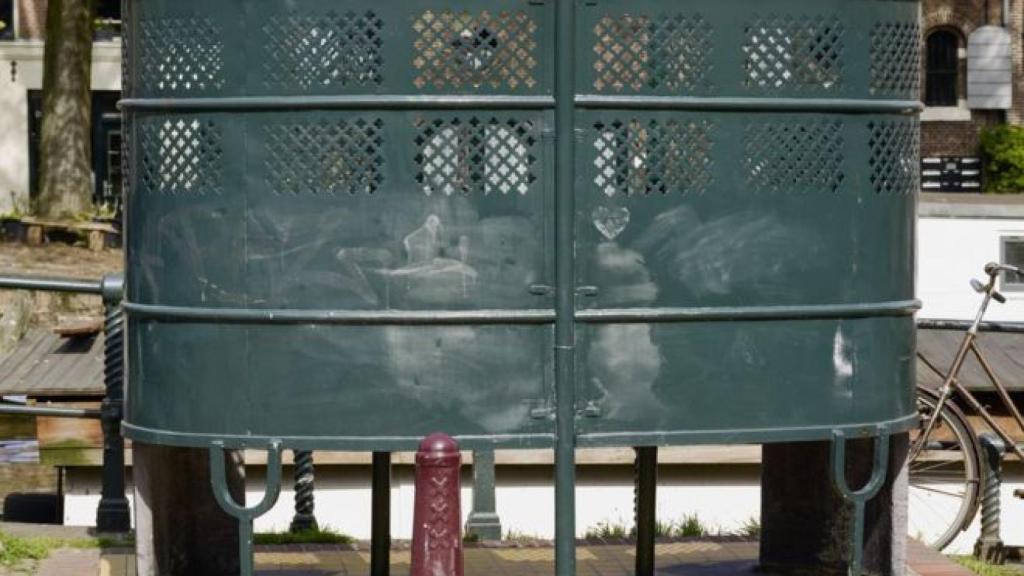 El juez le dijo que debió usar un baño de hombres como este.