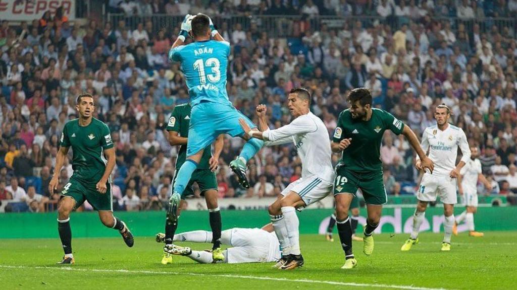 Adán, parando el balón. Foto: Pedro Rodríguez / El Bernabéu