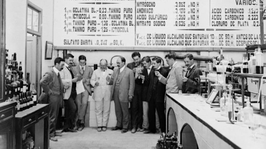 Manuel Raventós i Doménecq (en el centro de la imagen), fundador de la primera bodega Codorniú.