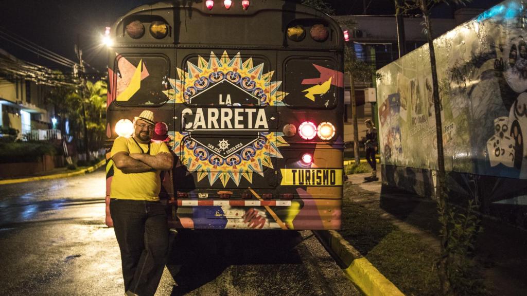 Amaral Sánchez posa junto a La Carreta.