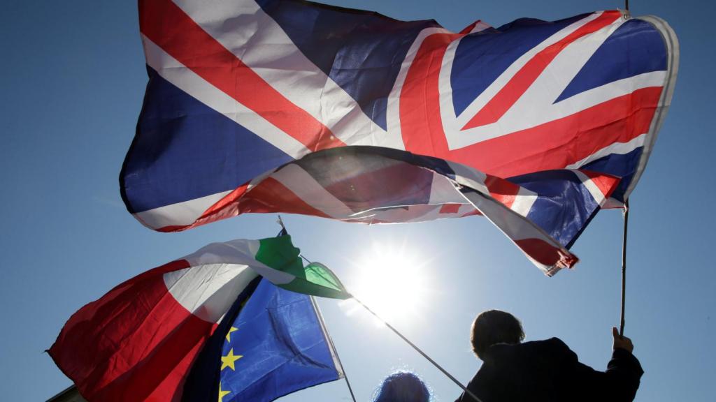 Un grupo de manifestantes con banderas antes del discurso de May en Florencia
