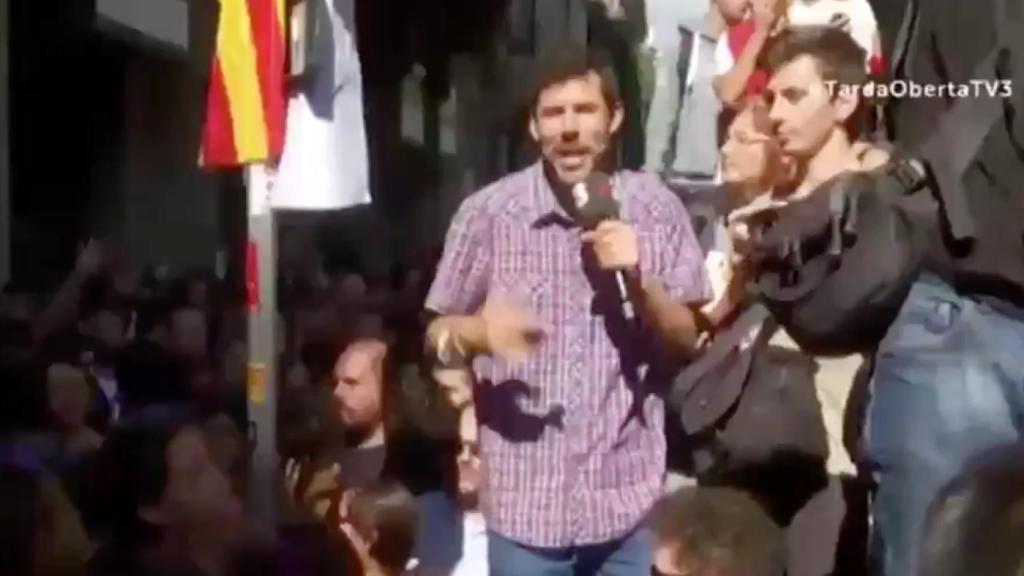 Un reportero de TV3 salta sobre los coches de la Guardia Civil en directo