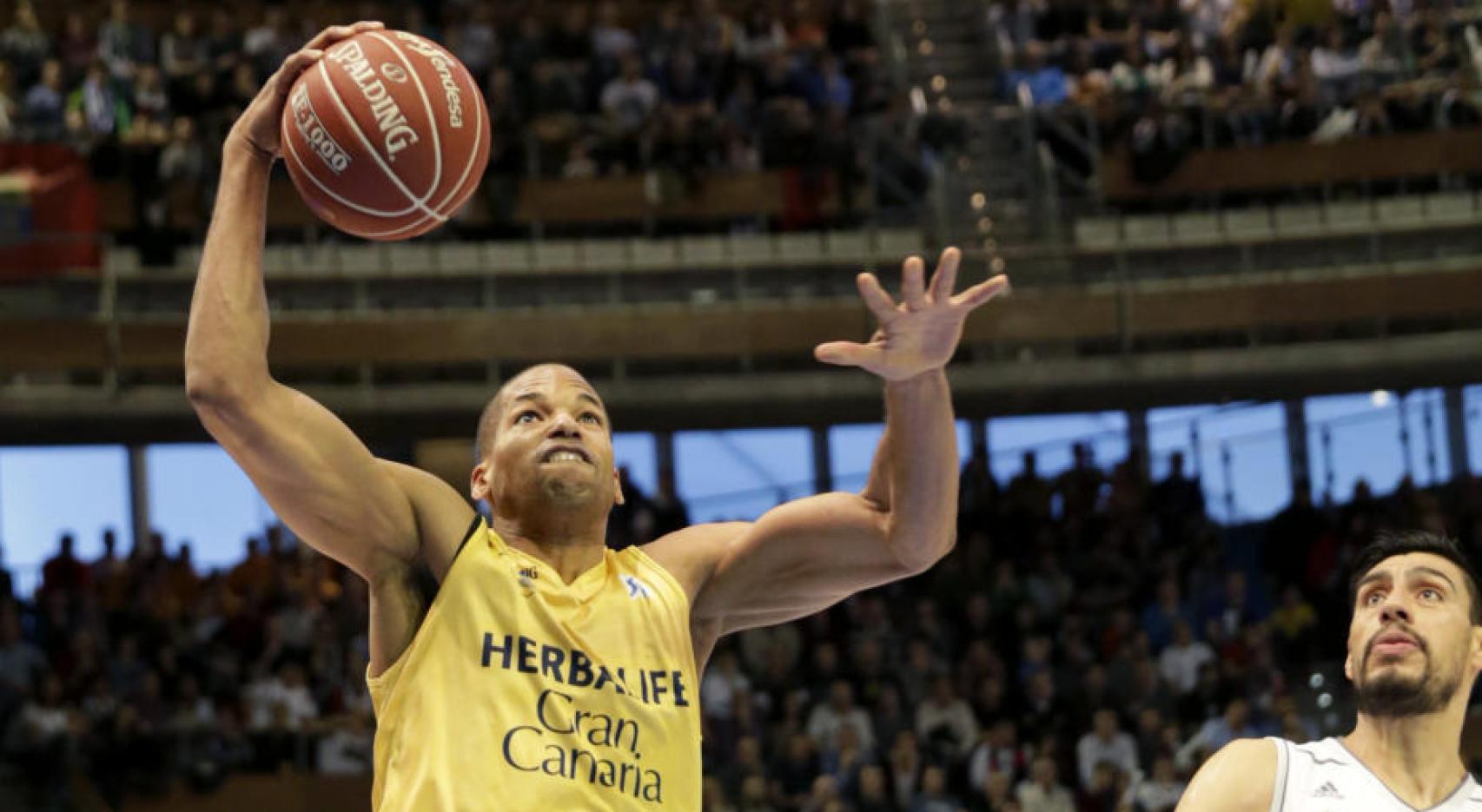 Eulis Báez intenta machacar ante Gustavo Ayón en un Gran Canaria-Real Madrid.