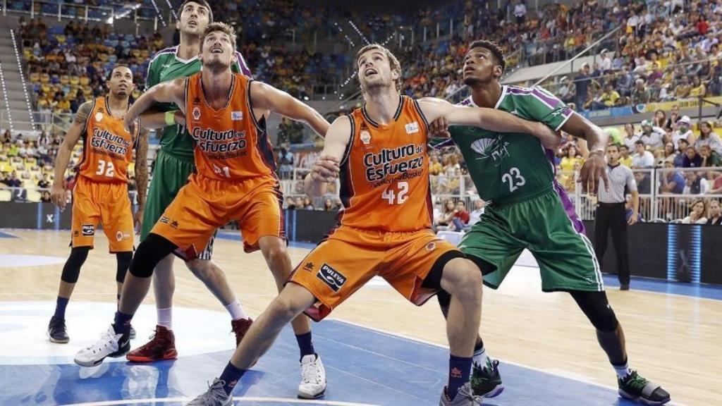 Jugadores de Valencia y Unicaja cerrando un rebote. Foto: Twitter (@acbcom).