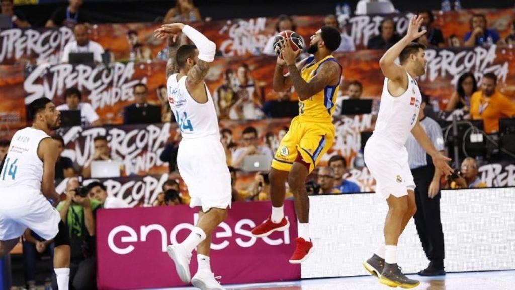 Lanzamiento de un jugador de Gran Canaria. Foto: Twitter (@acbcom).