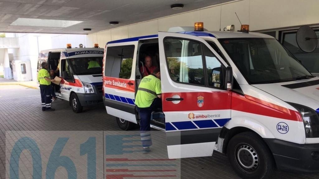 Servicios de emergencia ante la puerta del hotel donde ocurrió la fuga de gas.