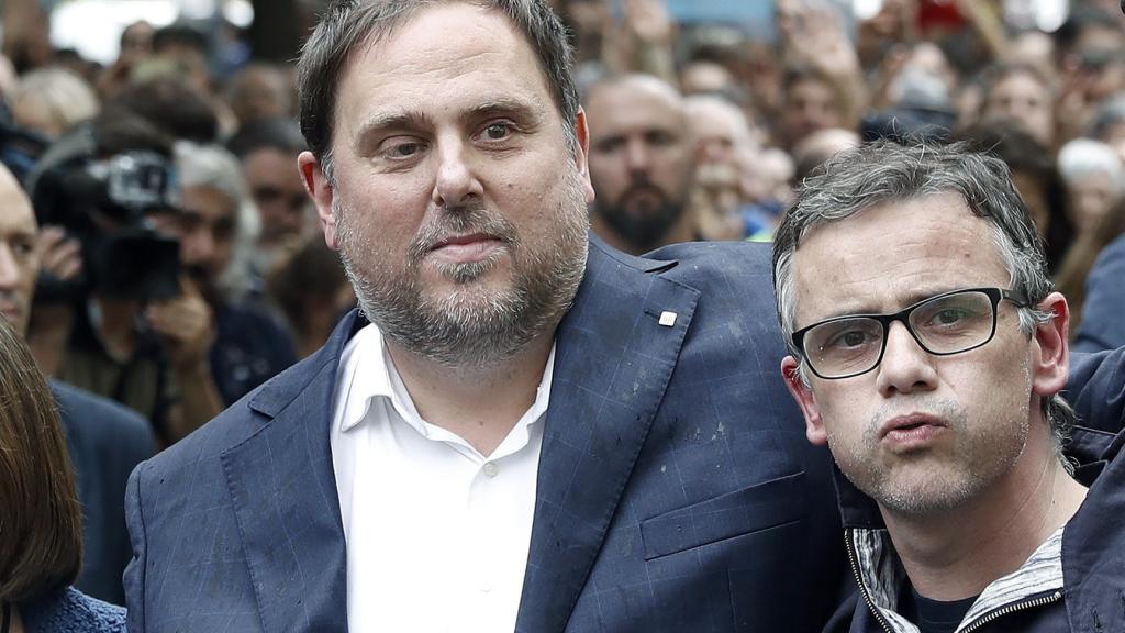 Oriol Junqueras, junto a Josep Maria Jové. A la izquierda, Carme Forcadell.