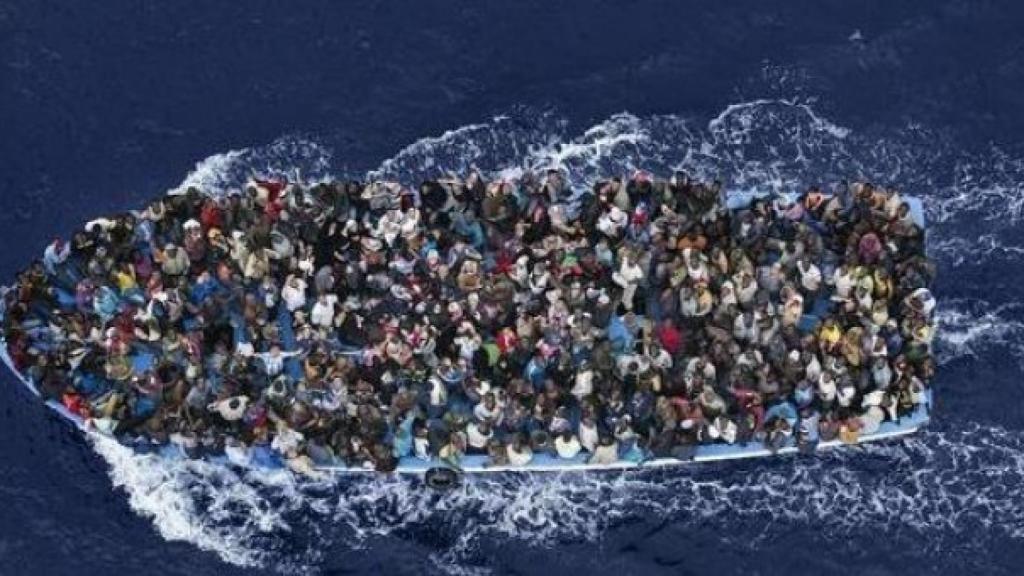 Una barca repleta de refugiados trata de cruzar el Mediterráneo para llegar a Europa.