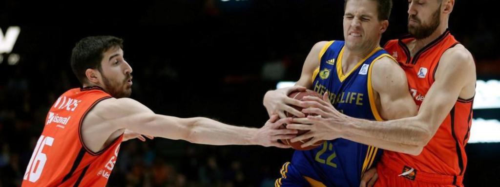 Vives y Sastre intentando robar un balón a Rabaseda.