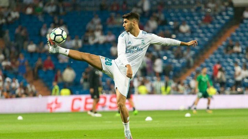 Asensio, calentando en el Bernabéu. Foto: Pedro Rodríguez / El Bernabéu