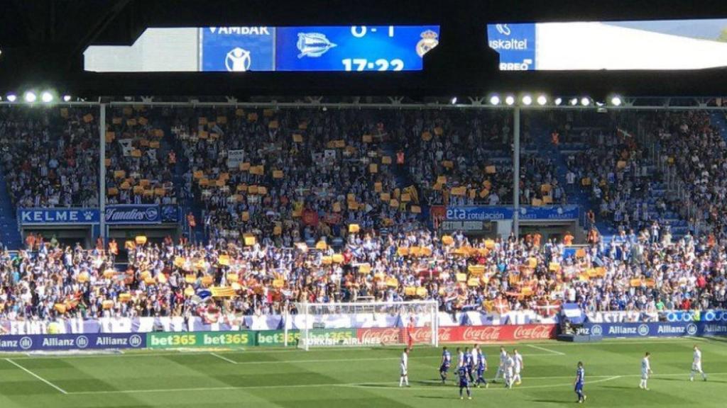 La afición del Alavés con las banderas de Cataluña. Foto. Twitter (@anafernandezl)