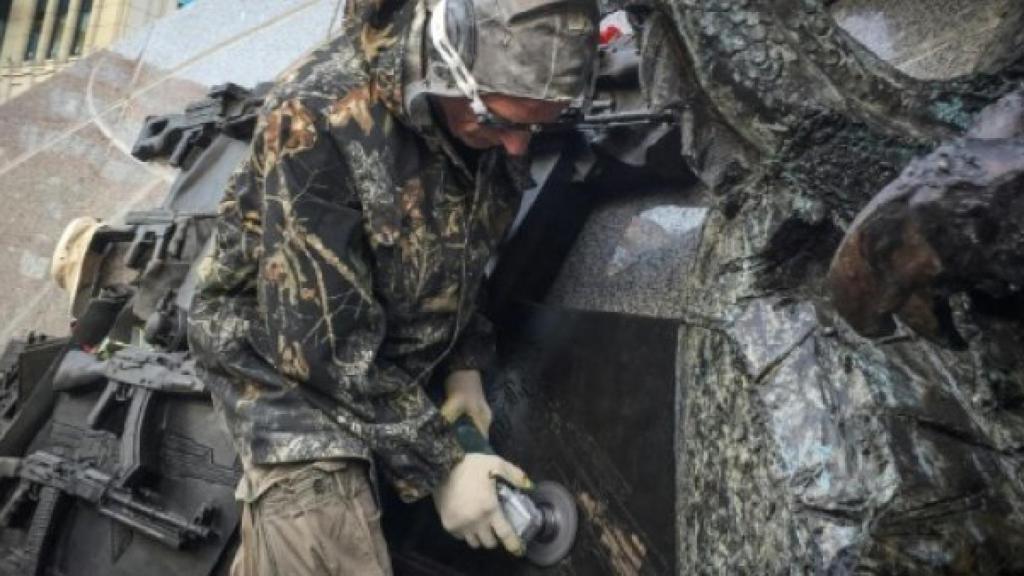 Operario lijando el StG 44