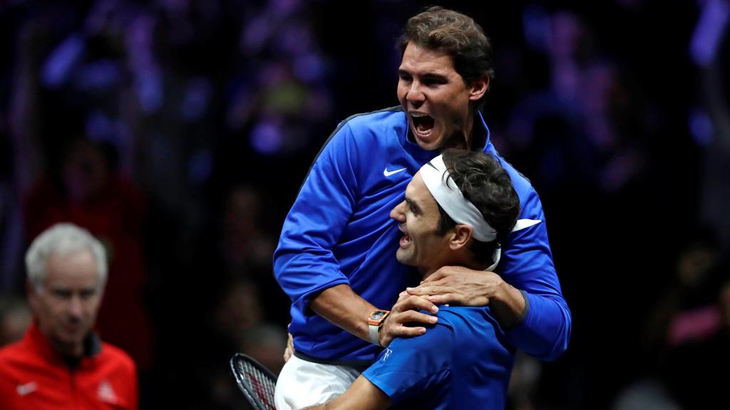 Nadal y Federer se abrazan tras la victoria en la Laver Cup.