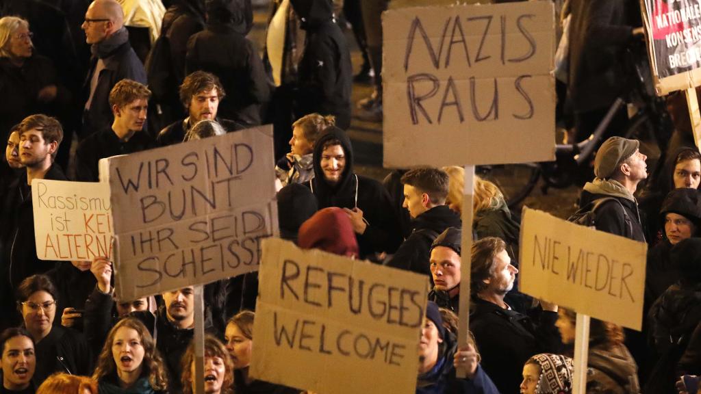 Manifestantes protestan contra el partido xenófobo AfD.