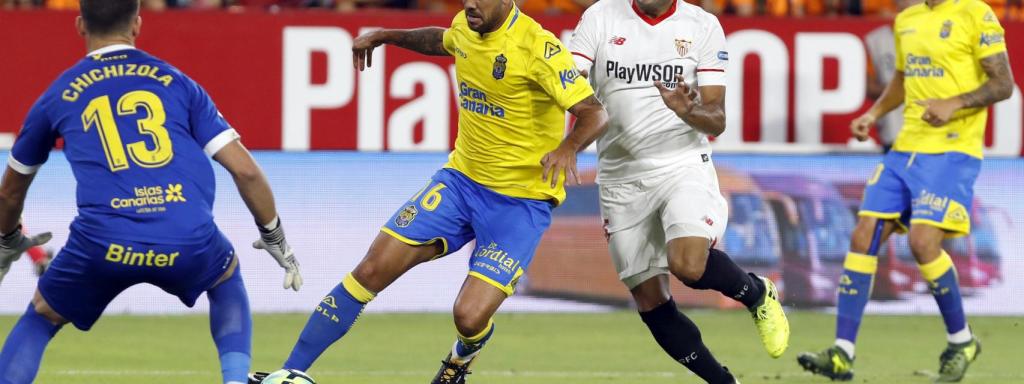 Aythami junto a Mercado en el partido ante el Sevilla.