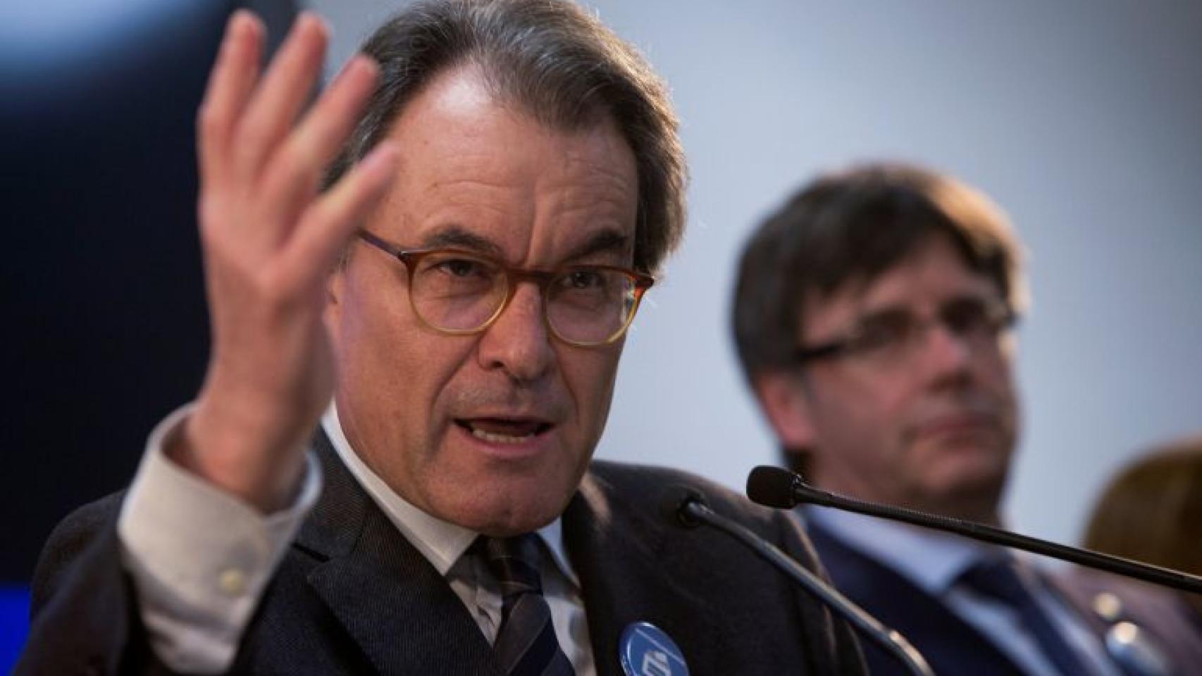 Artur Mas comparece con Puigdemont en segundo plano.