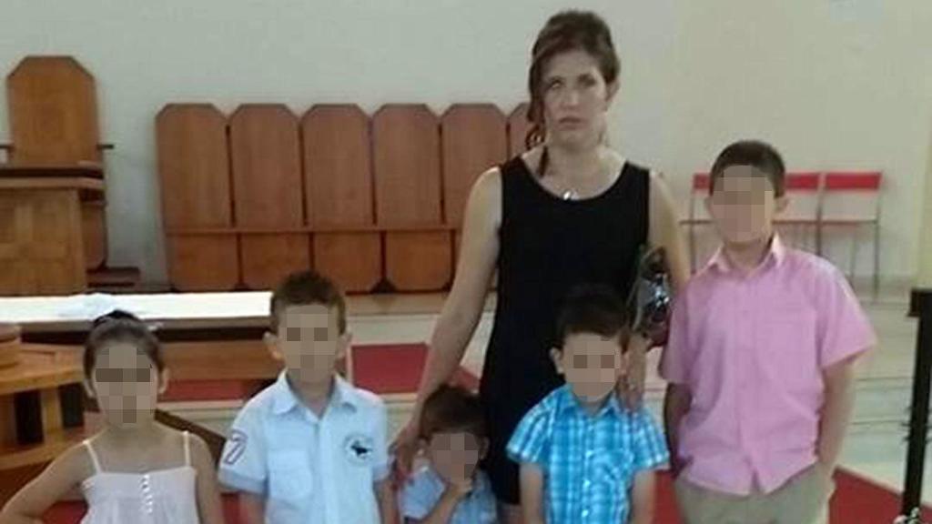 Los cuatro hijos y una niña más junto a su madre